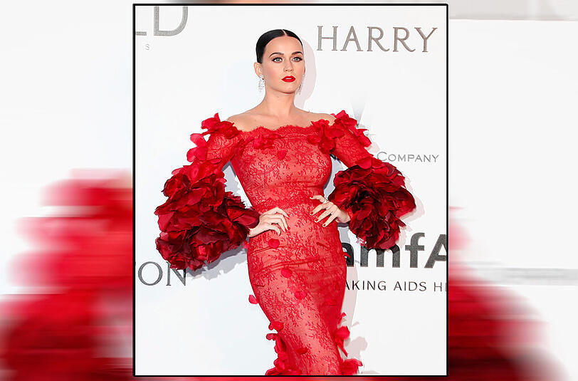 Hier post Katy Perry noch elegant in einer Blüten-Robe von Marchesa. Foto: EPA/IAN LANGSDON