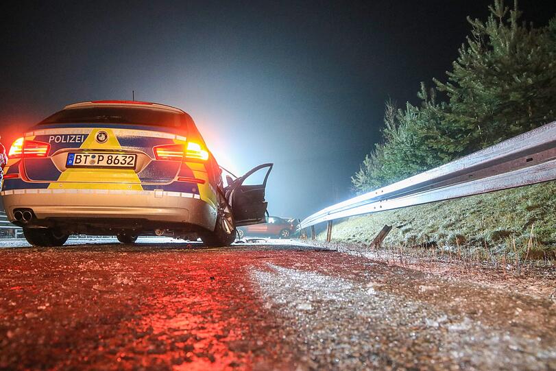 Tragischer Unfall auf der A73: Nach einem leichten Unfall mit Blechschaden wird ein Lkw-Fahrer von einem Auto erfasst und tödlich verletzt.
