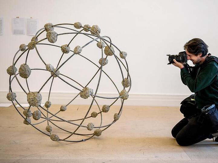 "Orbital" der Künstlerin Mona Hatoum.