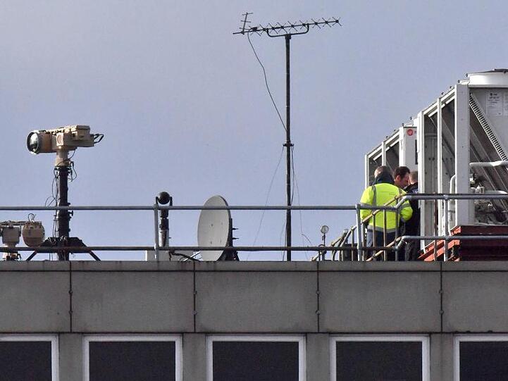 Anti-Drohnentechnik auf einem Dach des Flughafens Gatwick. Die Ermittler wissen noch nicht, wer hinter den Störaktionen steckt.