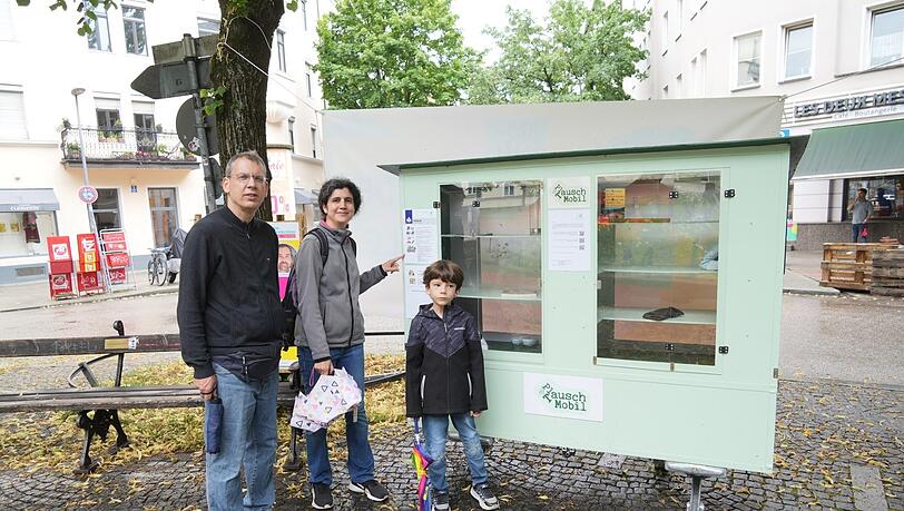 Tauschen statt wegwerfen: der sechsjährige Müllvermeidungsexperte und seine Eltern am Plausch&Tauschmobil auf dem Pariser Platz.