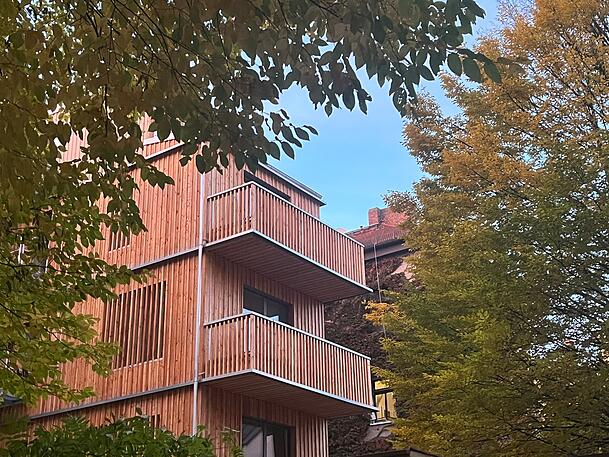 In diesem Gebäude wird eine knapp 60 Quadratmeter große Maisonette-Wohnung in der Isabellastraße für eine Kaltmiete von 2550 Euro im Monat angeboten. In diesem Gebäude wird eine knapp 60 Quadratmeter große Maisonette-Wohnung in der Isabellastraße für eine Kaltmiete von 2550 Euro im Monat angeboten.