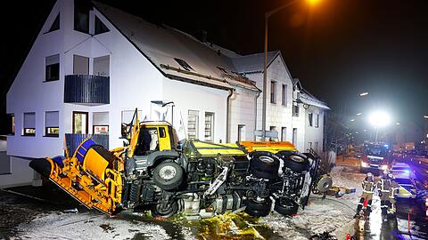 Ein Schneepflug geriet in Mittelfranken in Bayern bei Neuschnee und Gl&auml;tte ins Schleudern und prallte gegen eine Hauswand.