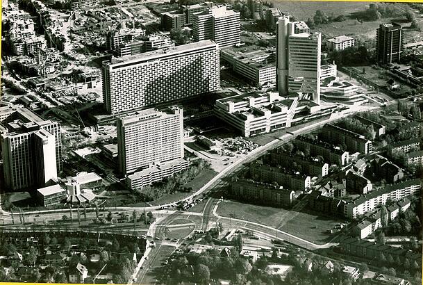 Blick auf den Arabella Park: Der Name wurde von Josef Sch&ouml;rghuber vorgeschlagen, der seine Tochter auf den Namen Arabella taufen lie&szlig; und die Hotelkette mit dem Arabella-Hochhaus nach ihr benannte.