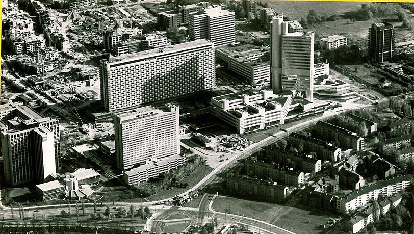 Blick auf den Arabella Park: Der Name wurde von Josef Schörghuber vorgeschlagen, der seine Tochter auf den Namen Arabella taufen ließ und die Hotelkette mit dem Arabella-Hochhaus nach ihr benannte. Blick auf den Arabella Park: Der Name wurde von Josef Schörghuber vorgeschlagen, der seine Tochter auf den Namen Arabella taufen ließ und die Hotelkette mit dem Arabella-Hochhaus nach ihr benannte.