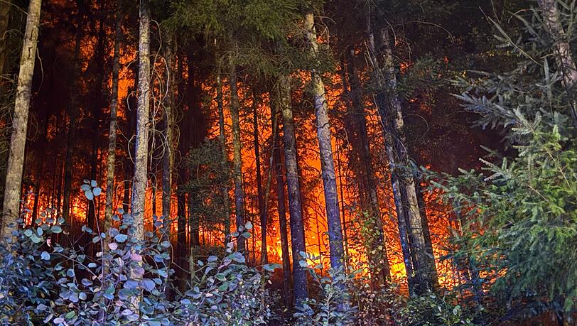 In mehreren Regionen kämpfen Feuerwehrleute gegen Flammen. In mehreren Regionen kämpfen Feuerwehrleute gegen Flammen.