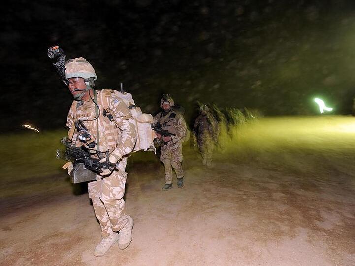 Großoffensive gegen Taliban: Britische Einheiten auf dem Weg zu einem Helikopter