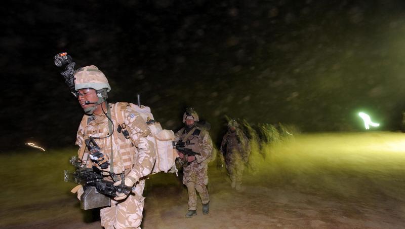 Großoffensive gegen Taliban: Britische Einheiten auf dem Weg zu einem Helikopter Großoffensive gegen Taliban: Britische Einheiten auf dem Weg zu einem Helikopter