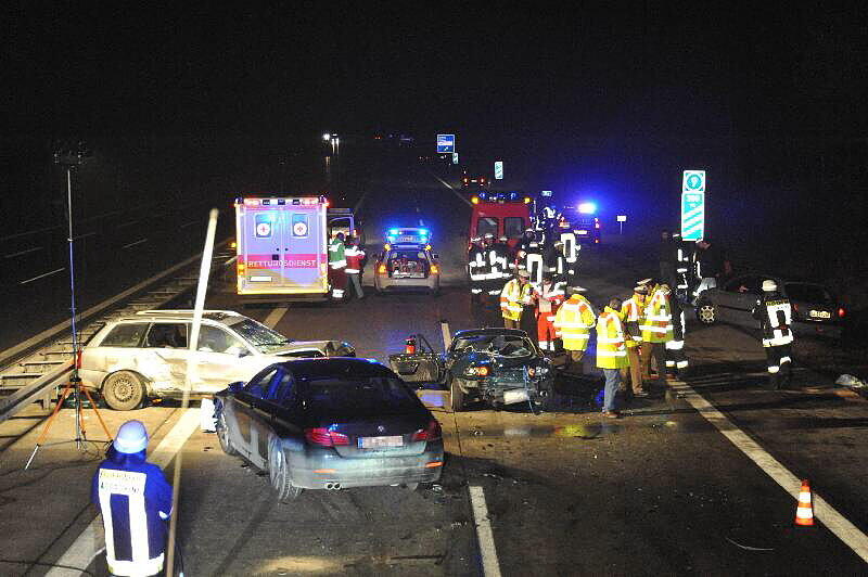 Rettungskräfte im Einsatz nach dem Unfall auf der A 92
