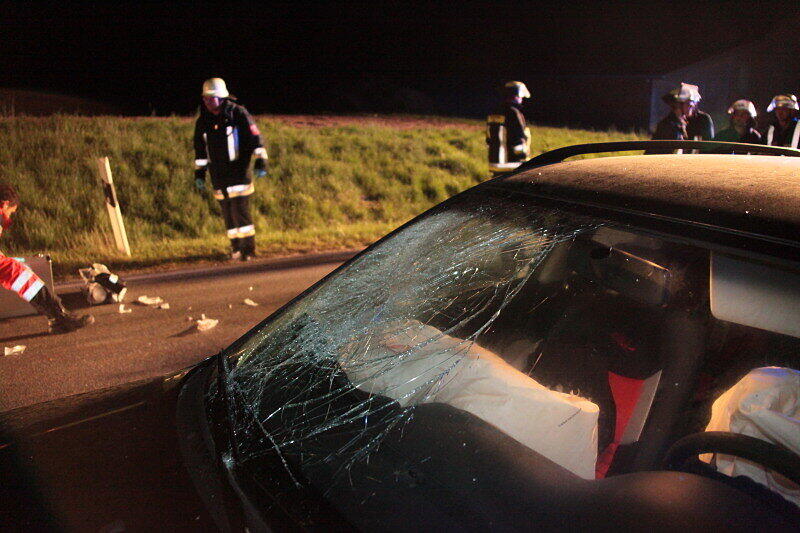 Schwerer Unfall auf der B 15: Zwei Verletzte