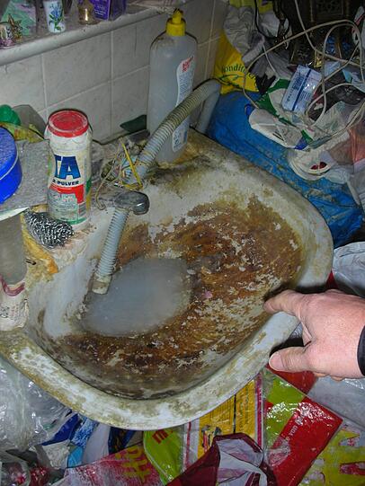Wer wäscht heute ab? Diese Spüle einer Münchner Wohnung löst Übelkeit aus. Gut, dass Zeitungen kein Geruchsmedium sind.