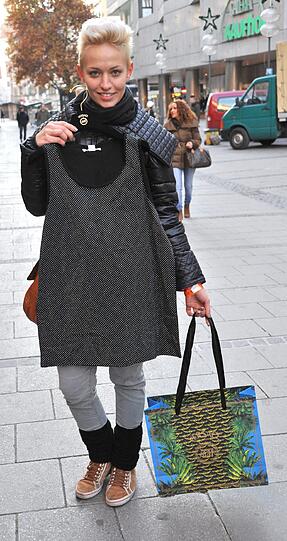 Am Donnerstagmorgen startete der Verkauf der neuen Versace-Kollektion bei H&M: Bereits in der Nacht standen die Münchener Schlange vor der H&M-Filiale in der Kaufinger Straße. Die AZ war beim Ansturm auf Versace dabei.