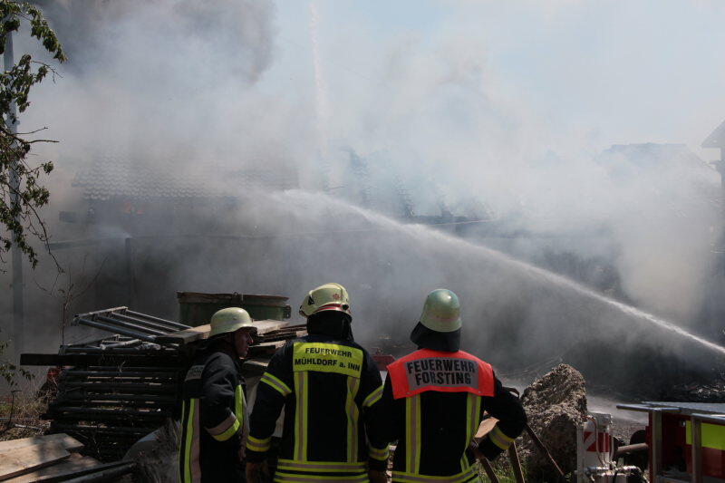 In Polling im Landkreis Mühldorf am Inn ist am Mittwoch eine Heizungsanlage abgebrannt - die Feuerwehr rückte mit einem Großaufgebot an. Der Schaden soll immens sein.