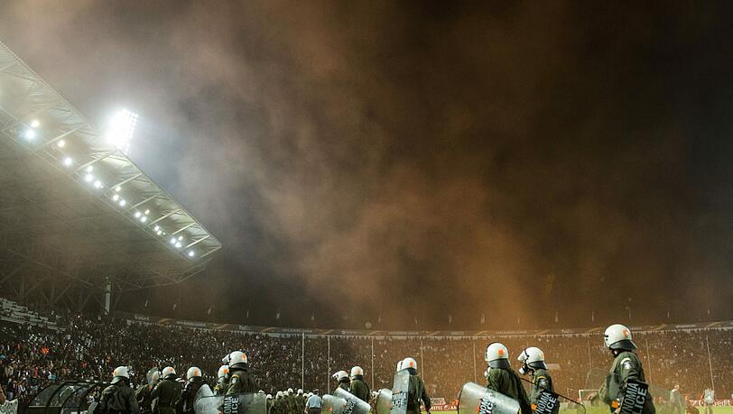 Alle Hände voll zu tun hatten griechische Ordnungskräfte und Polizei während der Euro-League-Partie zwischen dem BVB und Thessaloniki. Alle Hände voll zu tun hatten griechische Ordnungskräfte und Polizei während der Euro-League-Partie zwischen dem BVB und Thessaloniki.