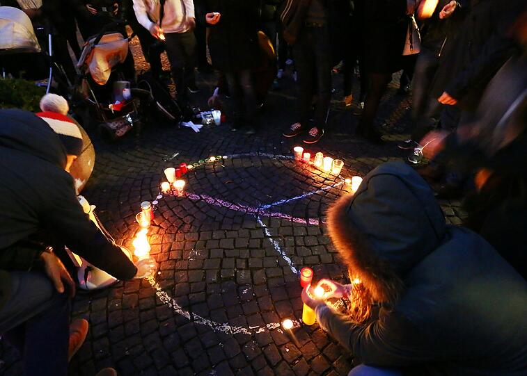 Die Bilder von der Trauerfeier am Pariser Platz in Haidhausen.
