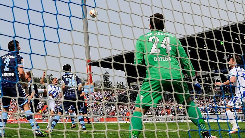 War nach eigener Aussage ohnehin chancenlos: 1860-Keeper Stefan Ortega bei Manuel Guldes Kopfballtreffer zum 2:1 für den Karlsruher SC. War nach eigener Aussage ohnehin chancenlos: 1860-Keeper Stefan Ortega bei Manuel Guldes Kopfballtreffer zum 2:1 für den Karlsruher SC.