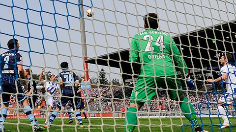 War nach eigener Aussage ohnehin chancenlos: 1860-Keeper Stefan Ortega bei Manuel Guldes Kopfballtreffer zum 2:1 für den Karlsruher SC.