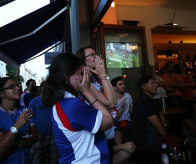 Beim Halbfinale gegen Frankreich müssen die Münchner Fans stark sein. Das zeigen die Bilder vom Public Viewing.
