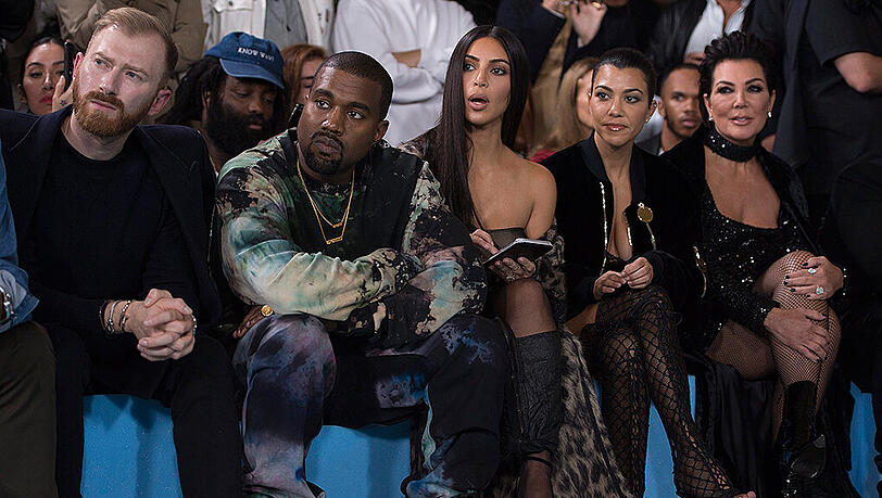 Der Kardashian-Klan bei einer Modenschau auf der Paris Fashion Week. Der Kardashian-Klan bei einer Modenschau auf der Paris Fashion Week.
