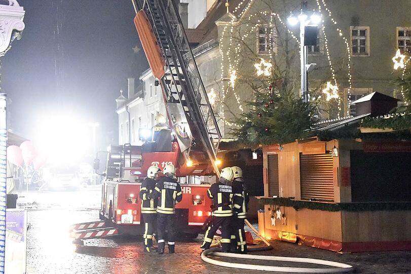 Ein Übergreifen der Flammen auf benachbarte Gebäude konnte die Feuerwehr verhindern.