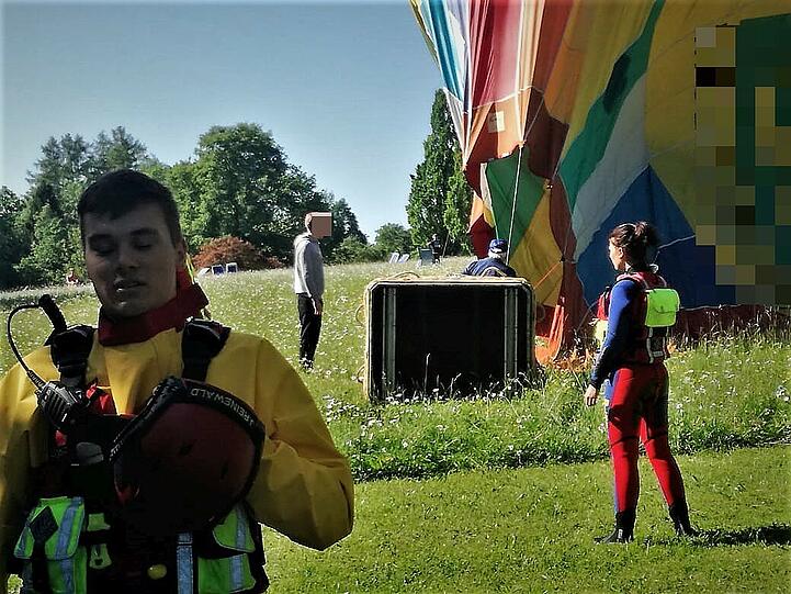 Heißluftballon in Not: Der Wind und die schwindenden Gasvorräte versetzten diesen Ballon in eine missliche Lage - die Bilder vom Einsatz.