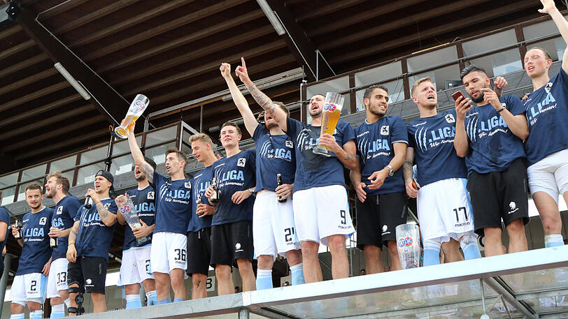 Die Spieler des TSV 1860 feiern den Aufstieg in die 3. Liga.