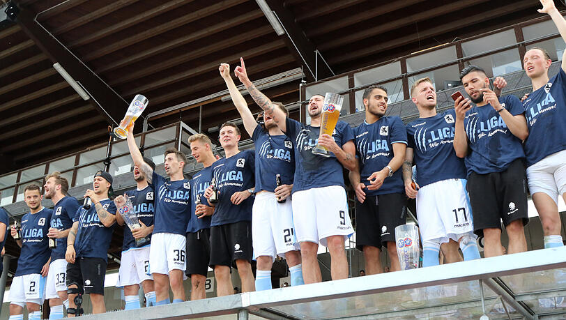 Die Spieler des TSV 1860 feiern den Aufstieg in die 3. Liga. Die Spieler des TSV 1860 feiern den Aufstieg in die 3. Liga.
