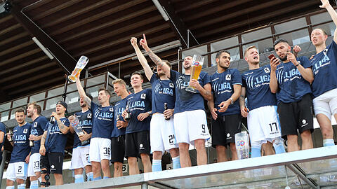 Die Spieler des TSV 1860 feiern den Aufstieg in die 3. Liga.