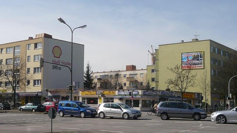 Aber auch der Rest der Fürstenrieder Straße ist nicht sehr ansehnlich und verkommt immer mehr zur Billig-Meile findet die AZ-Leserin. Aber auch der Rest der Fürstenrieder Straße ist nicht sehr ansehnlich und verkommt immer mehr zur Billig-Meile findet die AZ-Leserin.