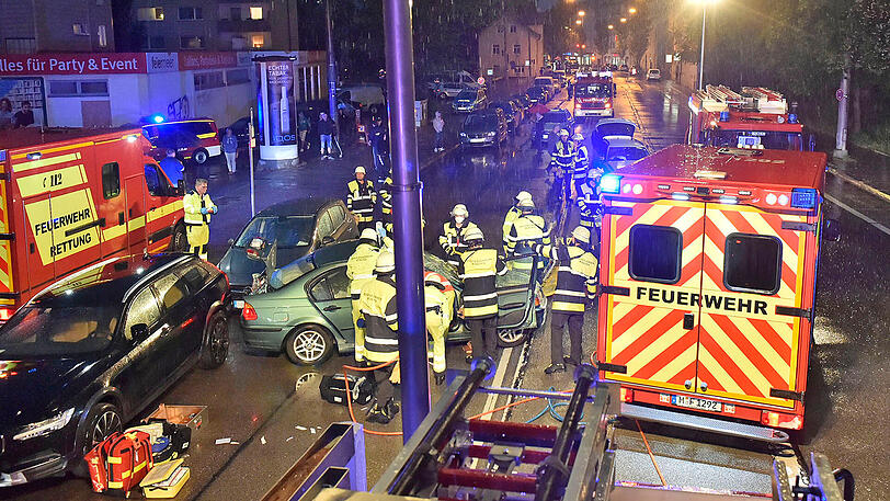 Während des Feuerwehreinsatzes musste die Plinganserstraße komplett gesperrt werden.