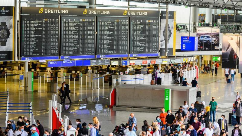 Reisende stehen in der Abflughalle im Terminal 1 am Flughafen Frankfurt. Hier herrscht noch immer deutlich weniger Betrieb als in Vor-Corona-Zeiten.