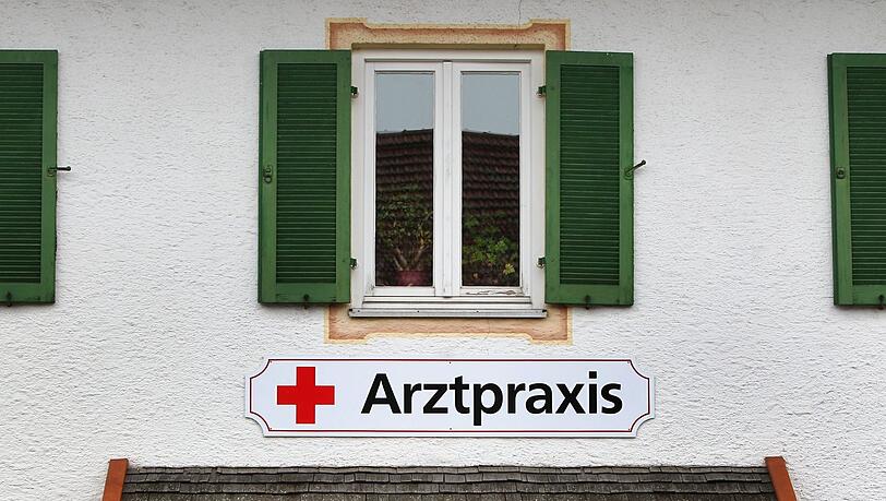 Diebe stahlen in einer Münchner Arztpraxis mehrere hundert Euro (Symbolbild). Diebe stahlen in einer Münchner Arztpraxis mehrere hundert Euro (Symbolbild).
