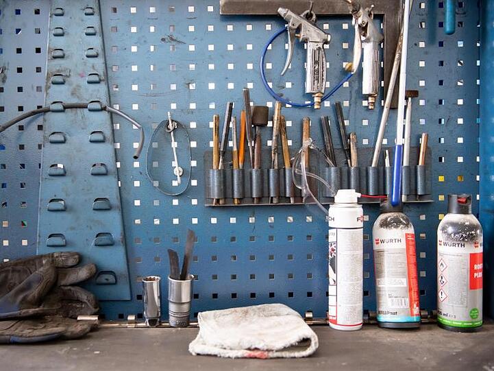 Eine Werkbank mit verschiedenen Werkzeugen. Foto: Sven Hoppe/dpa/Symbolbild