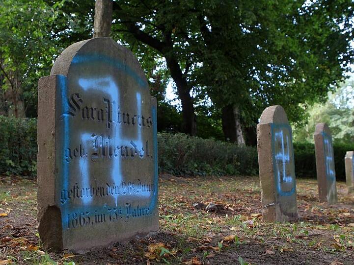 Hakenkreuze an Grabsteinen auf dem jüdischen Friedhof in Kröpeln (Landkreis Rostock).