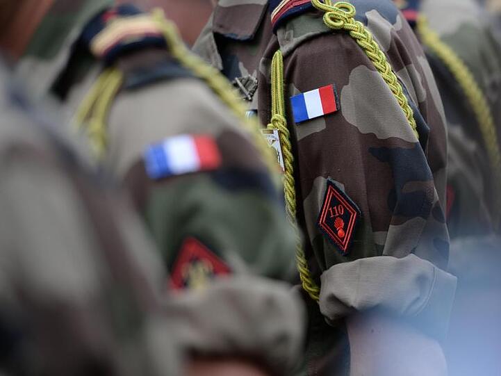 Ärmelabzeichen von Soldaten eines französischen Infanterieregiments.