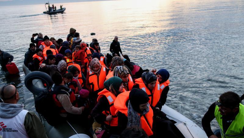 Freiwillige helfen auf der griechischen Insel Lesbos völlig erschöpften Flüchtlinge aus ihrem Boot. Freiwillige helfen auf der griechischen Insel Lesbos völlig erschöpften Flüchtlinge aus ihrem Boot.
