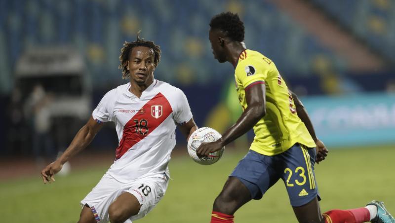 Perus Andre Carrillo (l) und Kolumbiens Davinson Sanchez kämpfen um den Ball.