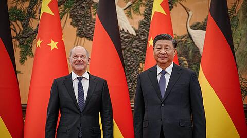 Chinas Präsident Xi Jinping (r) empfängt Bundeskanzler Olaf Scholz.