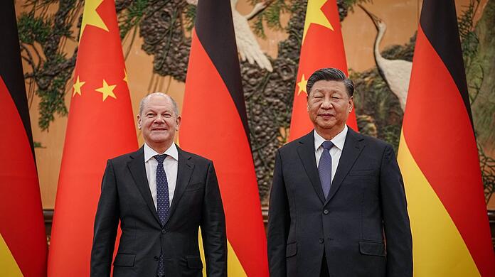 Chinas Präsident Xi Jinping (r) empfängt Bundeskanzler Olaf Scholz.