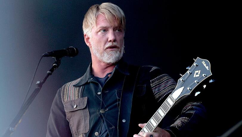 Sänger Josh Homme, hier bei Rock am Ring 2024, muss aufgrund einer Operation eine Tour-Pause einlegen.
