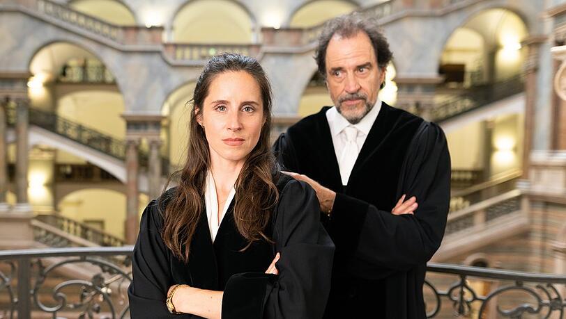 "Servus, Euer Ehren - Endlich Richterin": Thirza Zorniger (Amelie Kiefer) startet ihre erste Stelle als Richterin mit ihrem Kollegen, dem Kammervorsitzenden Epha (Helmfried von Lüttichau).