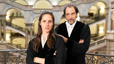 "Servus, Euer Ehren - Endlich Richterin": Thirza Zorniger (Amelie Kiefer) startet ihre erste Stelle als Richterin mit ihrem Kollegen, dem Kammervorsitzenden Epha (Helmfried von Lüttichau).