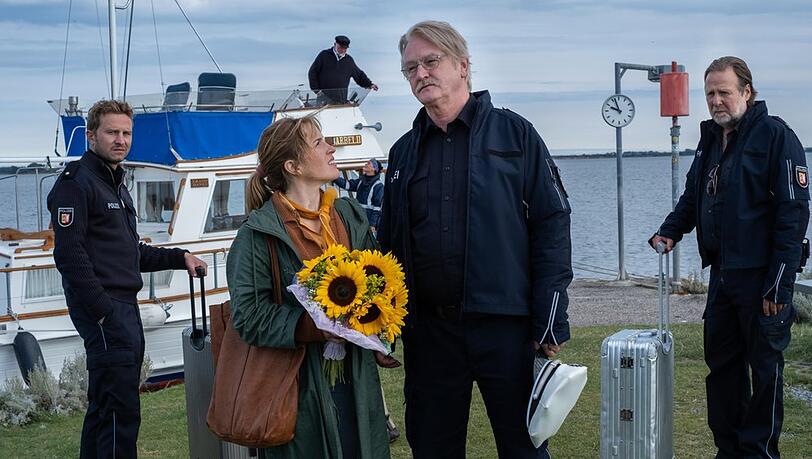 "Morden auf Öd - Ein Insel-Krimi": Rolf Benz (Detlev Buck, r.) begrüßt seine neue Kollegin Maja Stein (Paula Kalenberg).