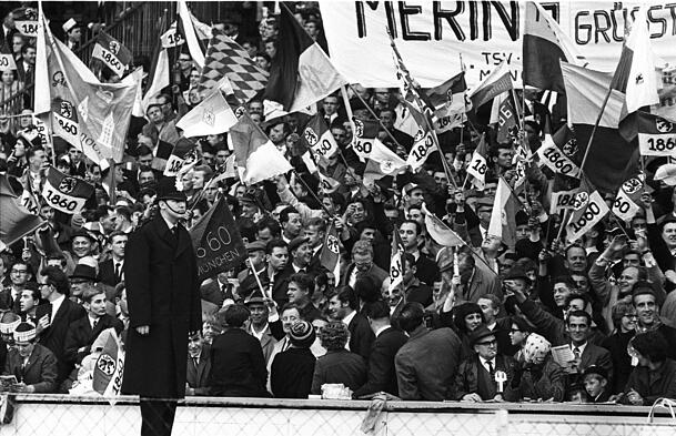 Zahlreiche Löwen-Fans pilgerten damals ins Wembley, um den TSV 1860 gegen West Ham zu unterstützen. Zahlreiche Löwen-Fans pilgerten damals ins Wembley, um den TSV 1860 gegen West Ham zu unterstützen.