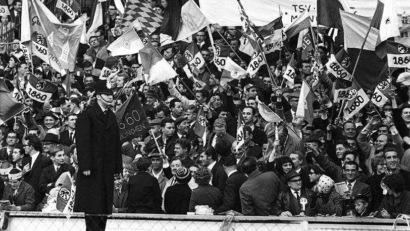 Zahlreiche Löwen-Fans pilgerten damals ins Wembley, um den TSV 1860 gegen West Ham zu unterstützen. Zahlreiche Löwen-Fans pilgerten damals ins Wembley, um den TSV 1860 gegen West Ham zu unterstützen.