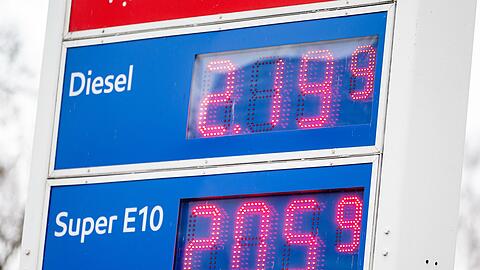 Der Liter Diesel kostet derzeit an der Tankstelle &uuml;ber 2 Euro. (Symbolbild)