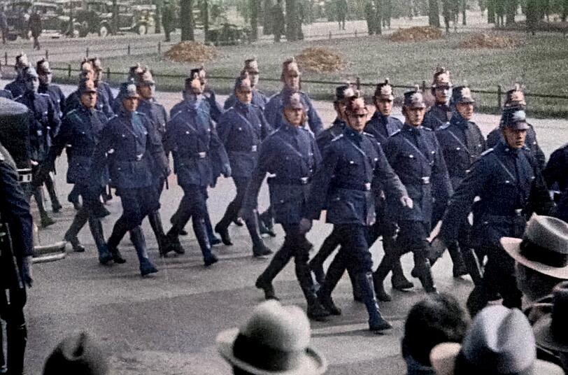 Die Gleichschaltung der Polizei war ein wichtiger Schritt zur Entstehung der NS-Diktatur. Schnell wurden SA-Schläger zu Hilfspolizisten ernannt. Die neuen Machthaber wussten, dass eine große Verhaftungswelle anstehen würde. Die Gleichschaltung der Polizei war ein wichtiger Schritt zur Entstehung der NS-Diktatur. Schnell wurden SA-Schläger zu Hilfspolizisten ernannt. Die neuen Machthaber wussten, dass eine große Verhaftungswelle anstehen würde.