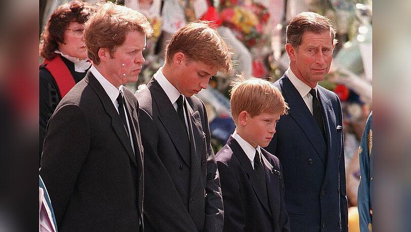 Charles Spencer (l.) gemeinsam mit Prinz William, Prinz Harry und dem damaligen Prinzen Charles bei der Beerdigung von Lady Diana.