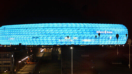 Gestern haben ehrenamtliche Helfer einem Fußballfan in der Allianz Arena das Leben gerettet. Gestern haben ehrenamtliche Helfer einem Fußballfan in der Allianz Arena das Leben gerettet.