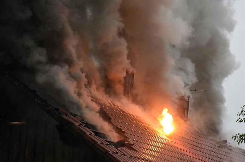 Stundenlang kämpfte die Feuerwehr gegen die Flammen in Vilsheim-Kemoden. Die Bilder vom Einsatz.